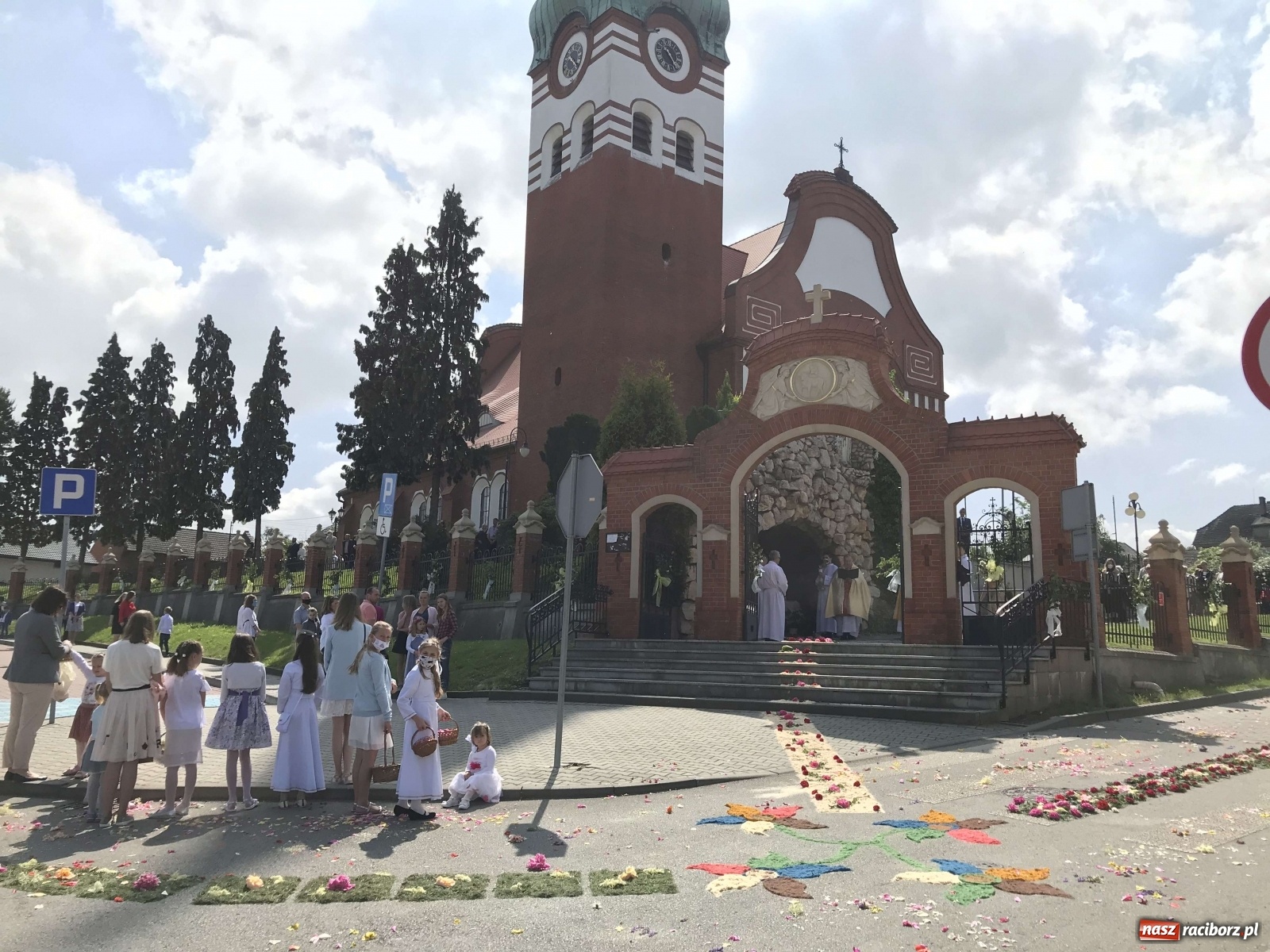 Zdjęcie w galerii na portalu naszraciborz.pl: Ołtarz Bożego Ciała przy grobie Oblubienicy Krzyża, kandydatki na ołtarze [FOTO i WIDEO] wiadomości z regionu