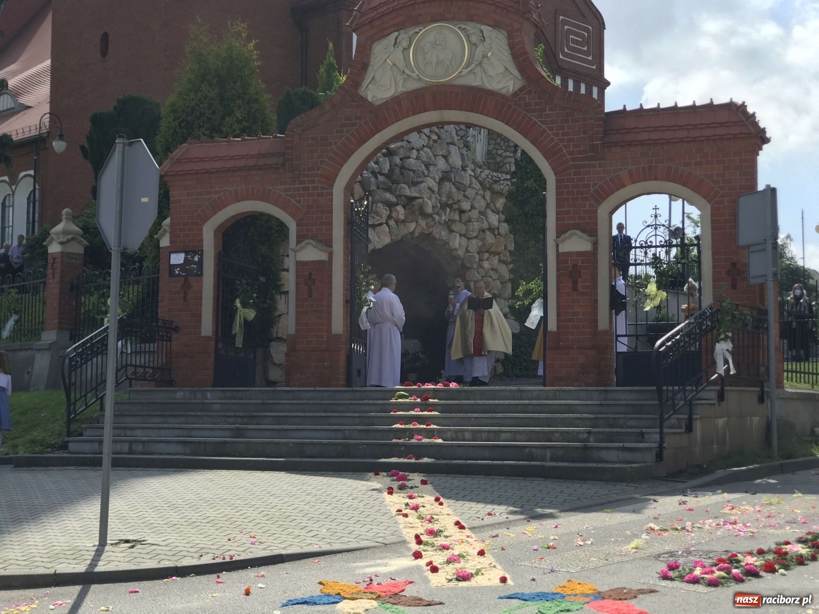 Zdjęcie w galerii na portalu naszraciborz.pl: Ołtarz Bożego Ciała przy grobie Oblubienicy Krzyża, kandydatki na ołtarze [FOTO i WIDEO] wiadomości z regionu