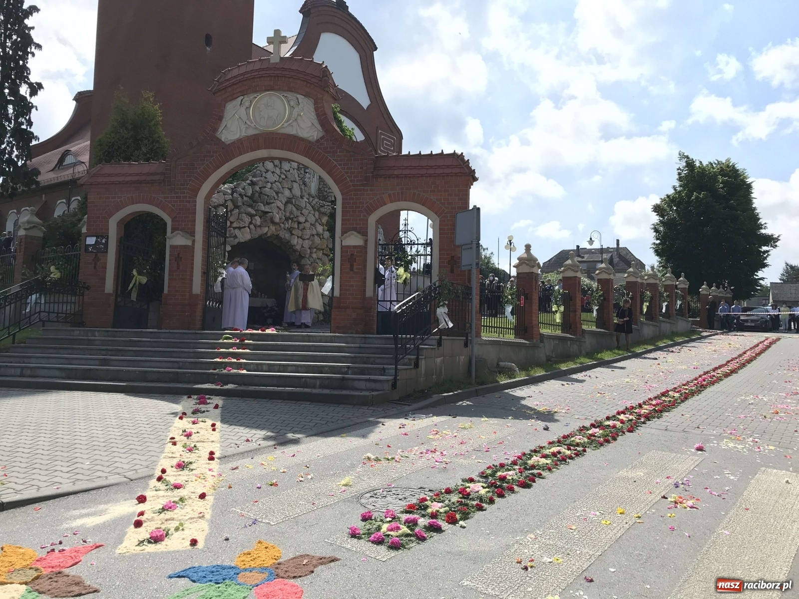 Zdjęcie w galerii na portalu naszraciborz.pl: Ołtarz Bożego Ciała przy grobie Oblubienicy Krzyża, kandydatki na ołtarze [FOTO i WIDEO] wiadomości z regionu