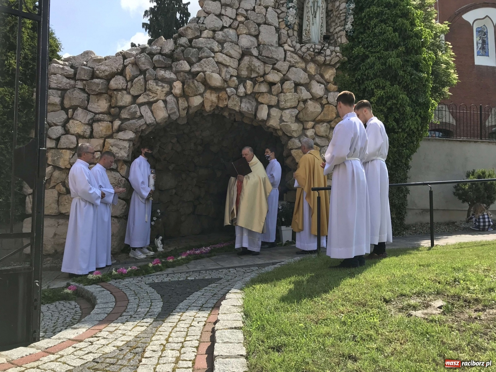 Zdjęcie w galerii na portalu naszraciborz.pl: Ołtarz Bożego Ciała przy grobie Oblubienicy Krzyża, kandydatki na ołtarze [FOTO i WIDEO] wiadomości z regionu