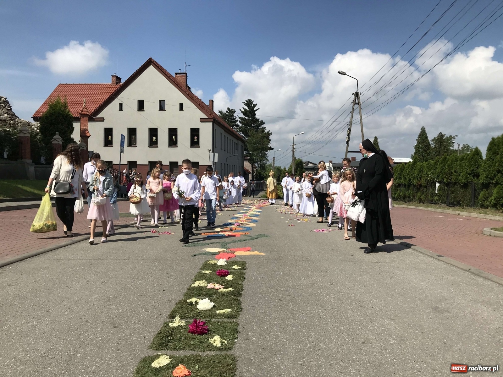 Zdjęcie w galerii na portalu naszraciborz.pl: Ołtarz Bożego Ciała przy grobie Oblubienicy Krzyża, kandydatki na ołtarze [FOTO i WIDEO] wiadomości z regionu