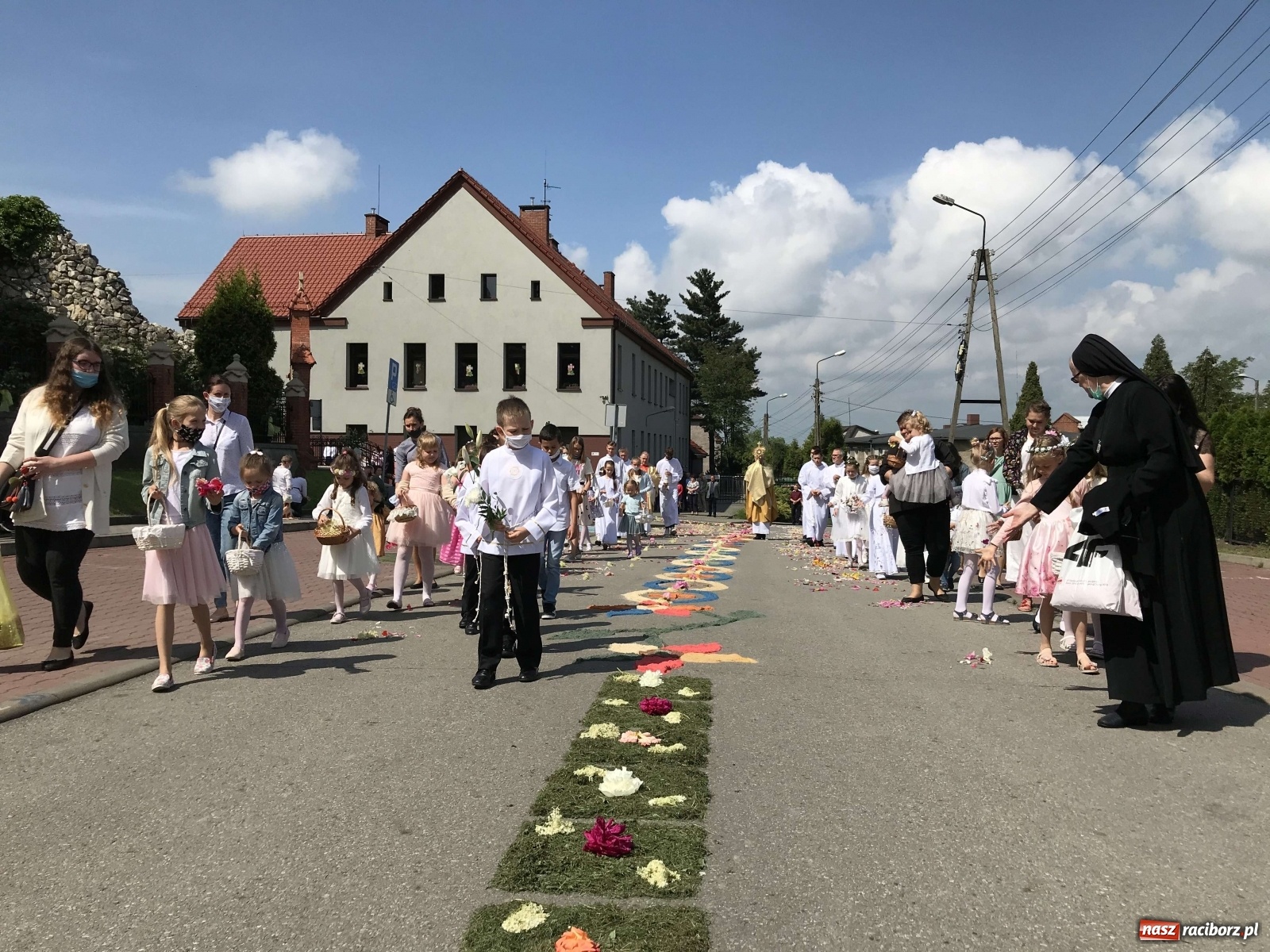 Zdjęcie w galerii na portalu naszraciborz.pl: Ołtarz Bożego Ciała przy grobie Oblubienicy Krzyża, kandydatki na ołtarze [FOTO i WIDEO] wiadomości z regionu