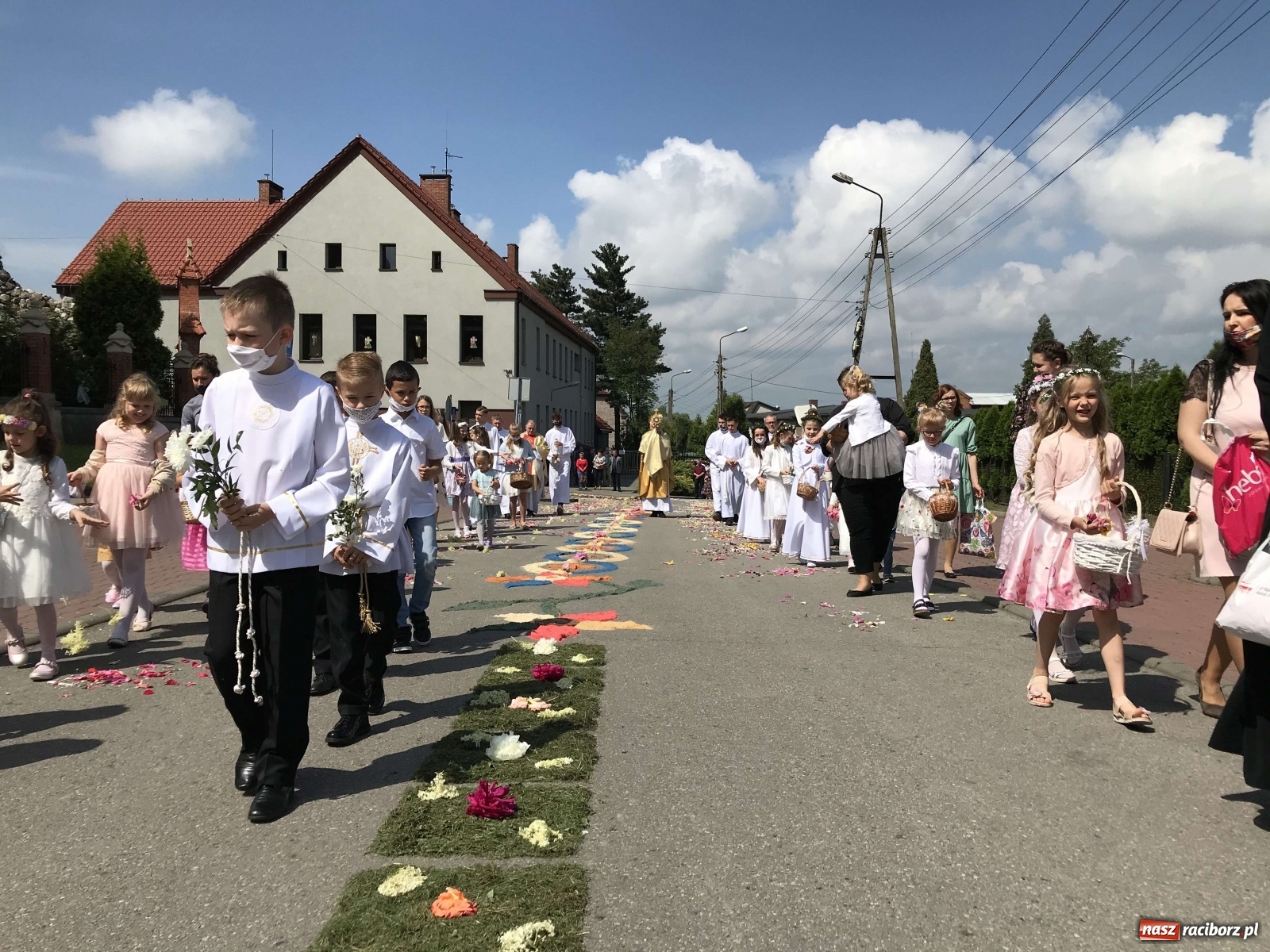 Zdjęcie w galerii na portalu naszraciborz.pl: Ołtarz Bożego Ciała przy grobie Oblubienicy Krzyża, kandydatki na ołtarze [FOTO i WIDEO] wiadomości z regionu