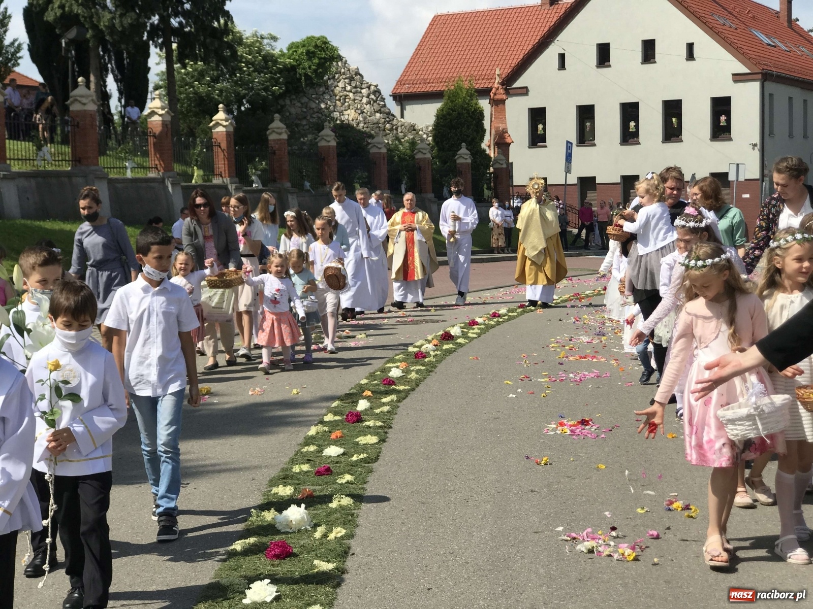 Zdjęcie w galerii na portalu naszraciborz.pl: Ołtarz Bożego Ciała przy grobie Oblubienicy Krzyża, kandydatki na ołtarze [FOTO i WIDEO] wiadomości z regionu