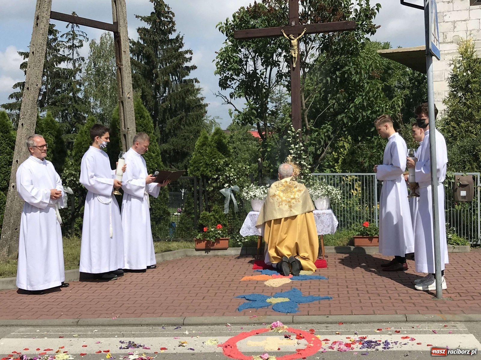 Zdjęcie w galerii na portalu naszraciborz.pl: Ołtarz Bożego Ciała przy grobie Oblubienicy Krzyża, kandydatki na ołtarze [FOTO i WIDEO] wiadomości z regionu