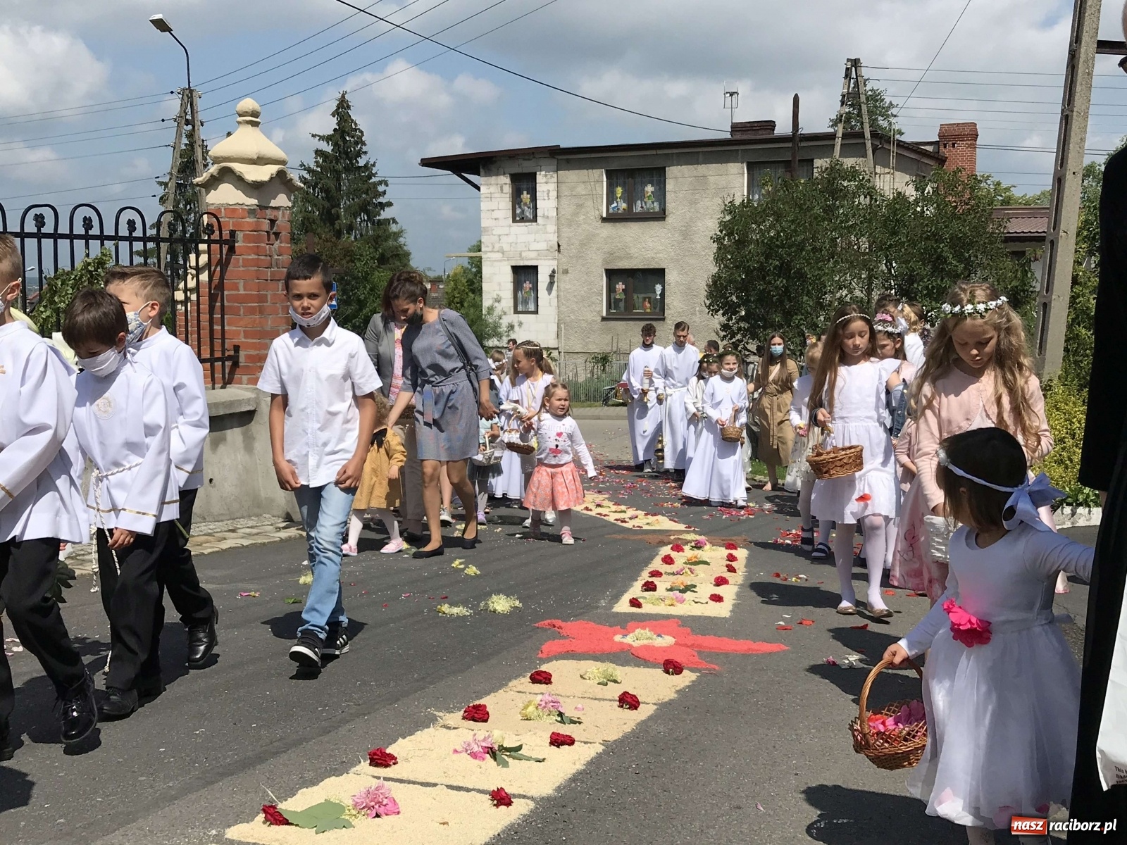 Zdjęcie w galerii na portalu naszraciborz.pl: Ołtarz Bożego Ciała przy grobie Oblubienicy Krzyża, kandydatki na ołtarze [FOTO i WIDEO] wiadomości z regionu