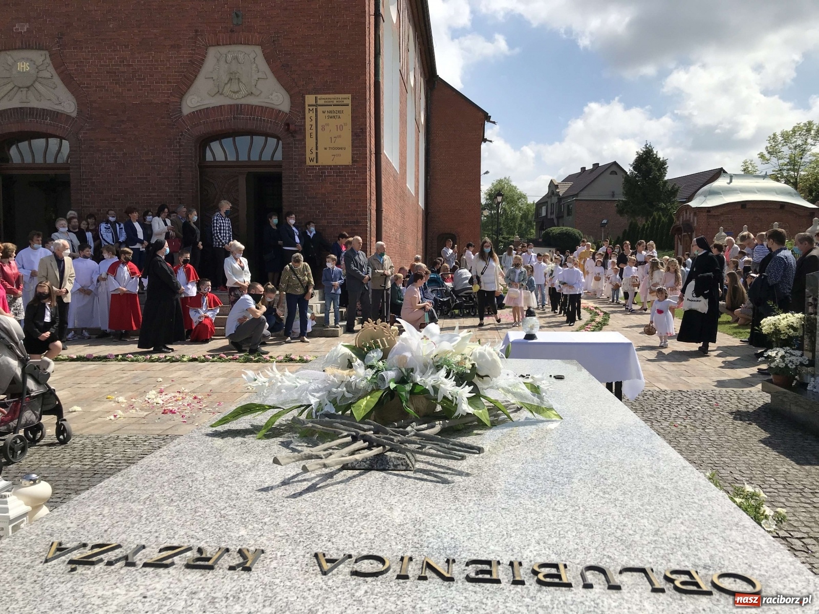Zdjęcie w galerii na portalu naszraciborz.pl: Ołtarz Bożego Ciała przy grobie Oblubienicy Krzyża, kandydatki na ołtarze [FOTO i WIDEO] wiadomości z regionu