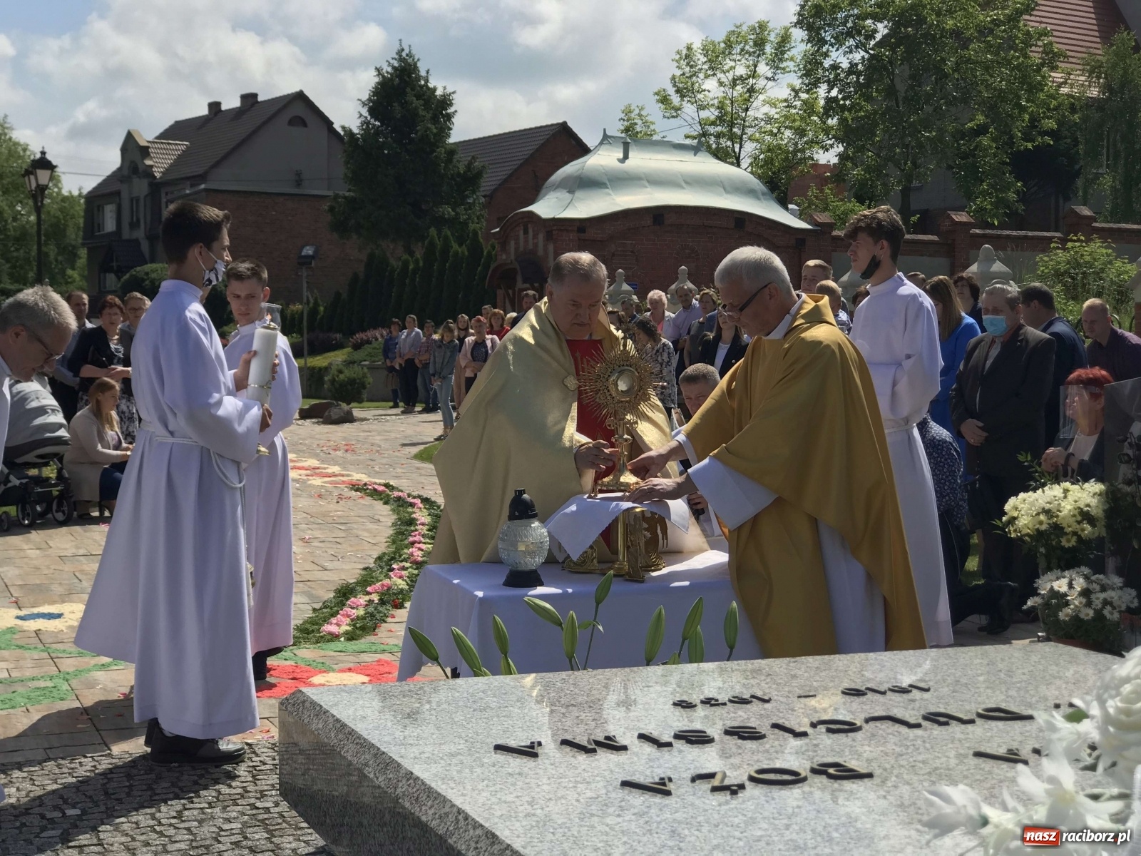 Zdjęcie w galerii na portalu naszraciborz.pl: Ołtarz Bożego Ciała przy grobie Oblubienicy Krzyża, kandydatki na ołtarze [FOTO i WIDEO] wiadomości z regionu
