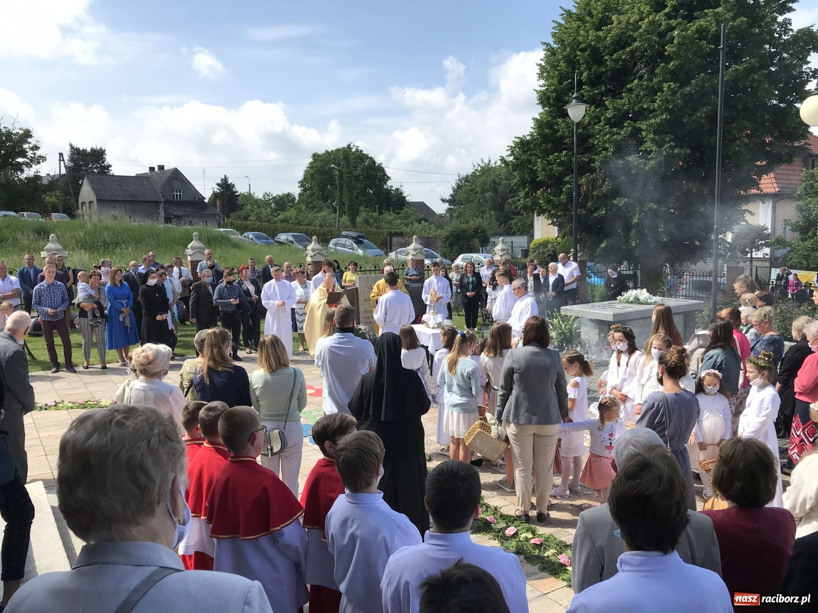 Zdjęcie w galerii na portalu naszraciborz.pl: Ołtarz Bożego Ciała przy grobie Oblubienicy Krzyża, kandydatki na ołtarze [FOTO i WIDEO] wiadomości z regionu