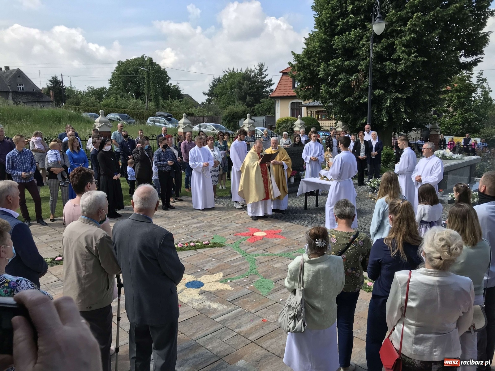 Zdjęcie w galerii na portalu naszraciborz.pl: Ołtarz Bożego Ciała przy grobie Oblubienicy Krzyża, kandydatki na ołtarze [FOTO i WIDEO] wiadomości z regionu