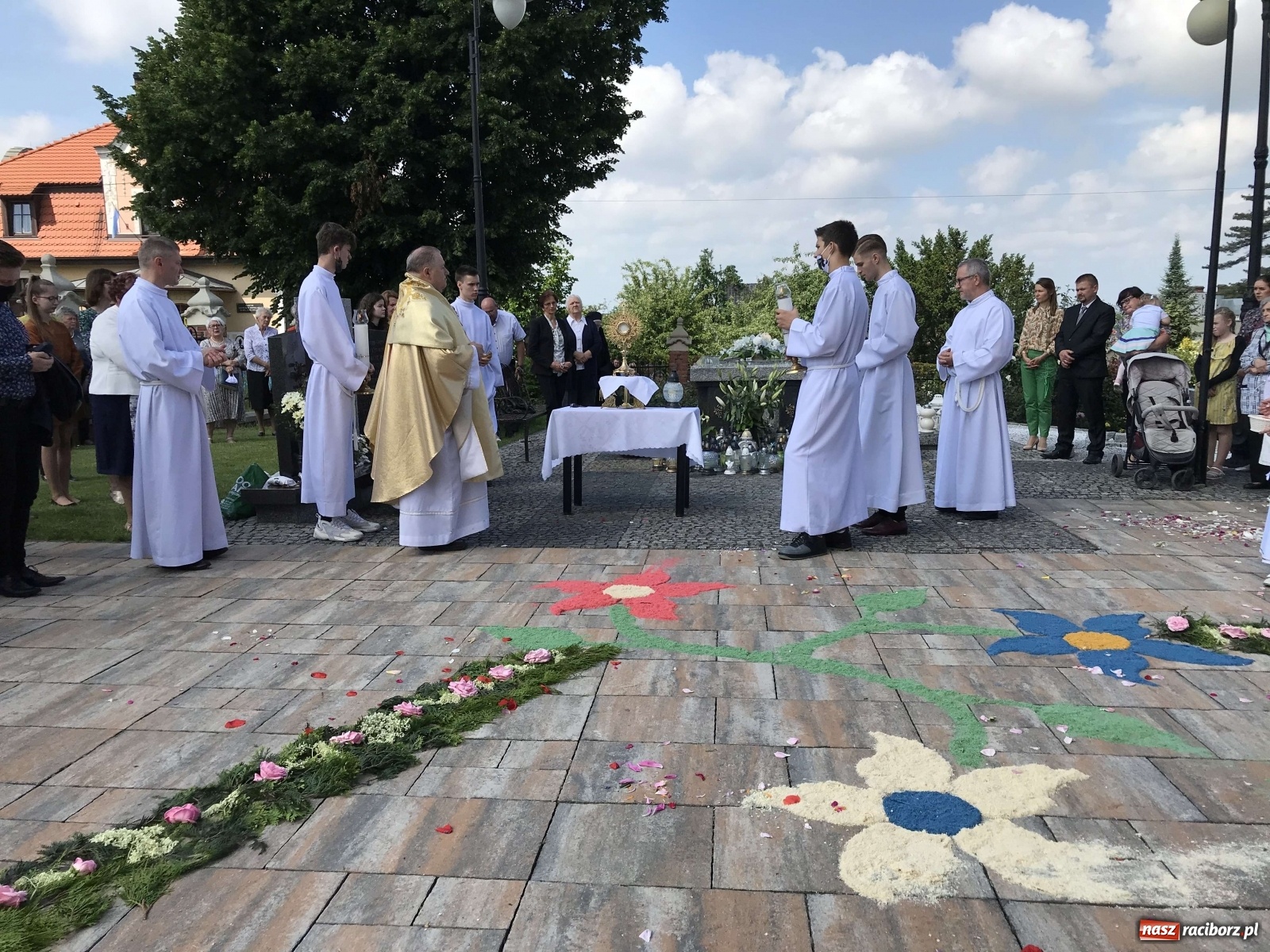 Zdjęcie w galerii na portalu naszraciborz.pl: Ołtarz Bożego Ciała przy grobie Oblubienicy Krzyża, kandydatki na ołtarze [FOTO i WIDEO] wiadomości z regionu