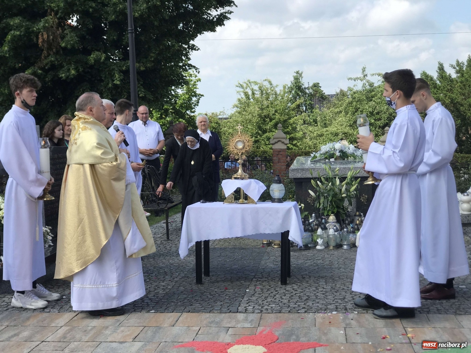 Zdjęcie w galerii na portalu naszraciborz.pl: Ołtarz Bożego Ciała przy grobie Oblubienicy Krzyża, kandydatki na ołtarze [FOTO i WIDEO] wiadomości z regionu