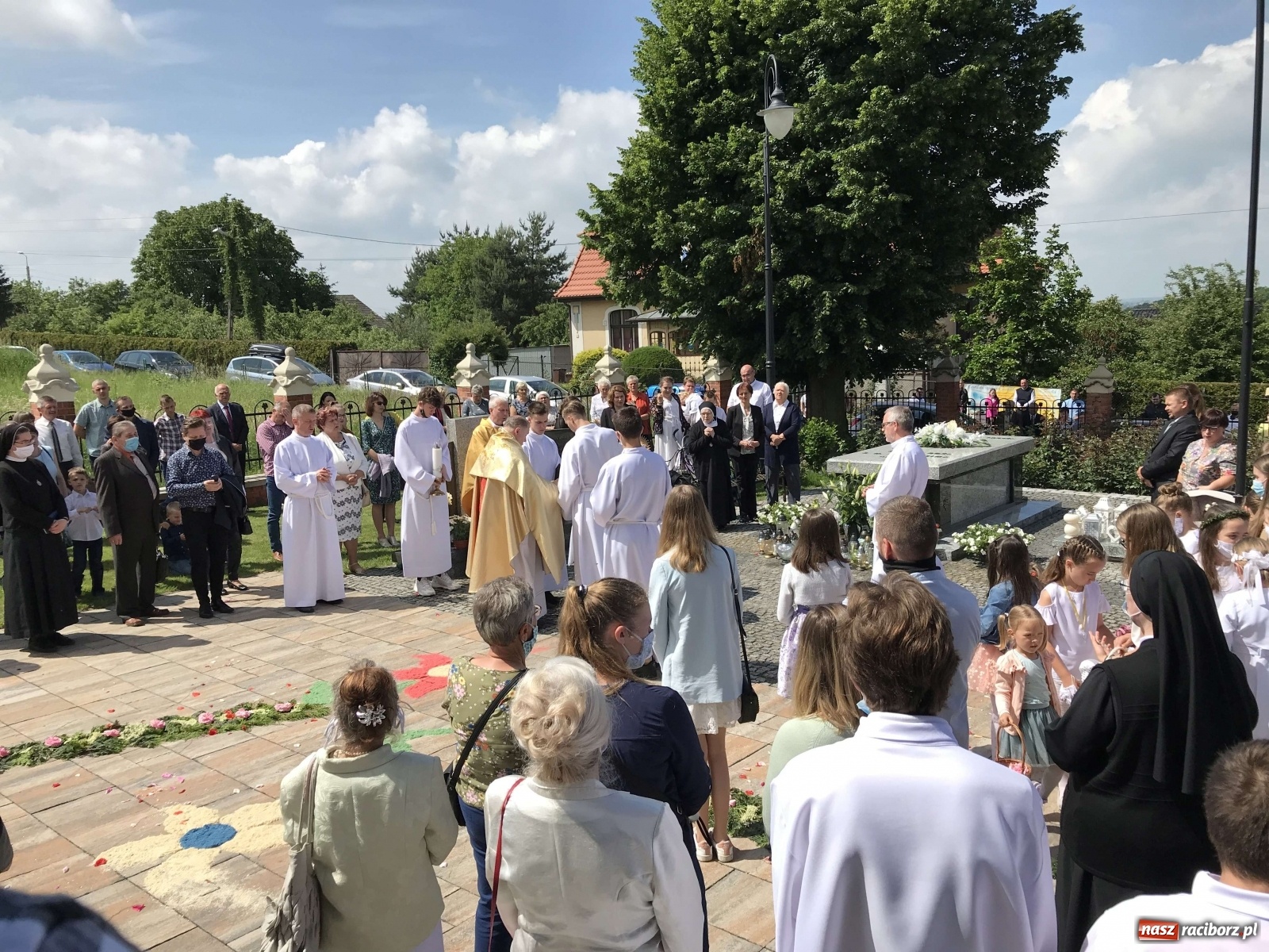 Zdjęcie w galerii na portalu naszraciborz.pl: Ołtarz Bożego Ciała przy grobie Oblubienicy Krzyża, kandydatki na ołtarze [FOTO i WIDEO] wiadomości z regionu