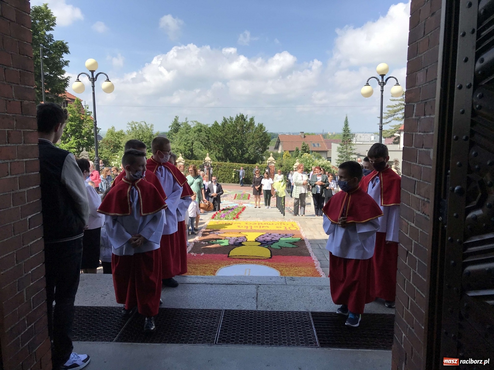 Zdjęcie w galerii na portalu naszraciborz.pl: Ołtarz Bożego Ciała przy grobie Oblubienicy Krzyża, kandydatki na ołtarze [FOTO i WIDEO] wiadomości z regionu