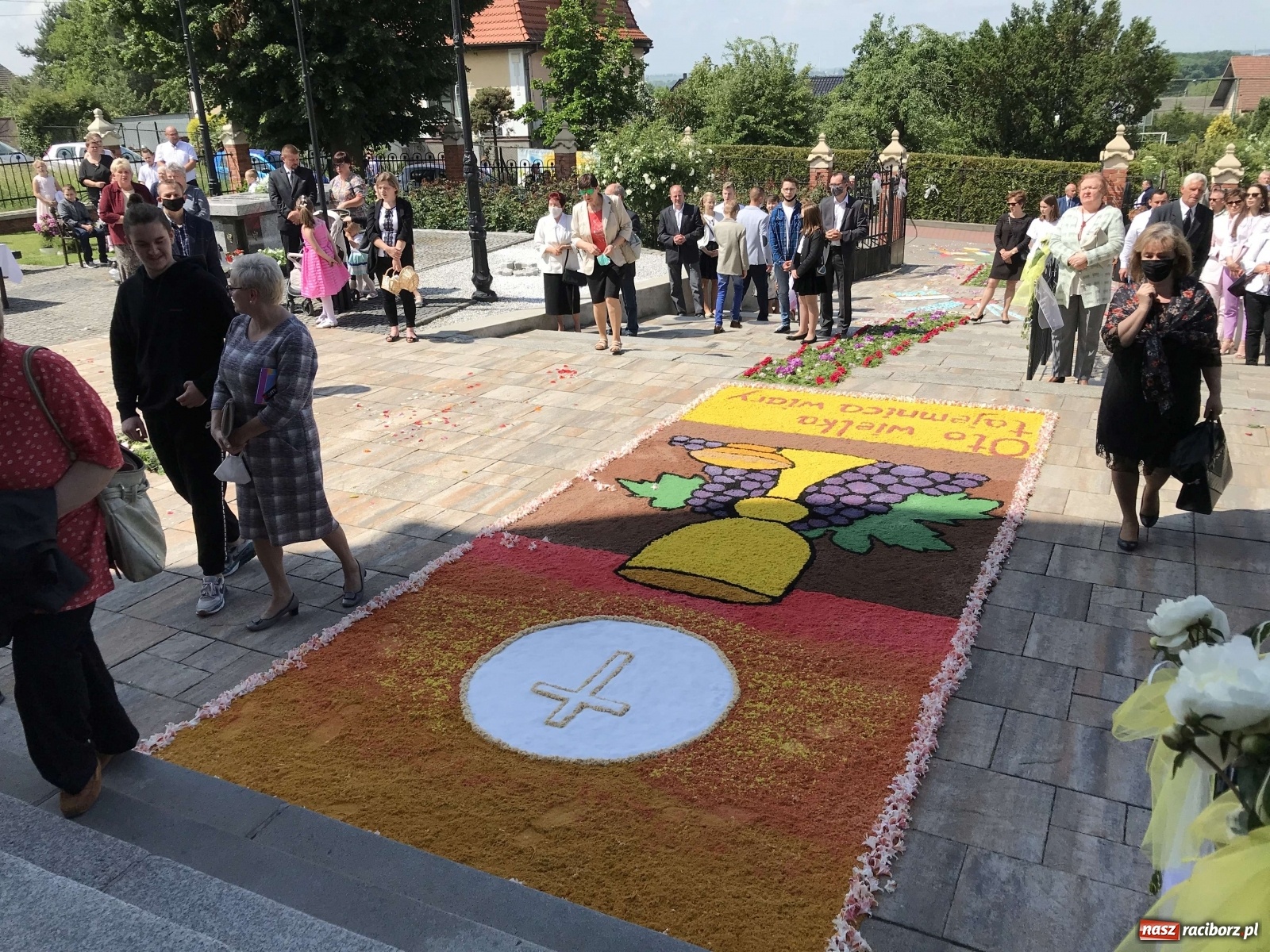 Zdjęcie w galerii na portalu naszraciborz.pl: Ołtarz Bożego Ciała przy grobie Oblubienicy Krzyża, kandydatki na ołtarze [FOTO i WIDEO] wiadomości z regionu
