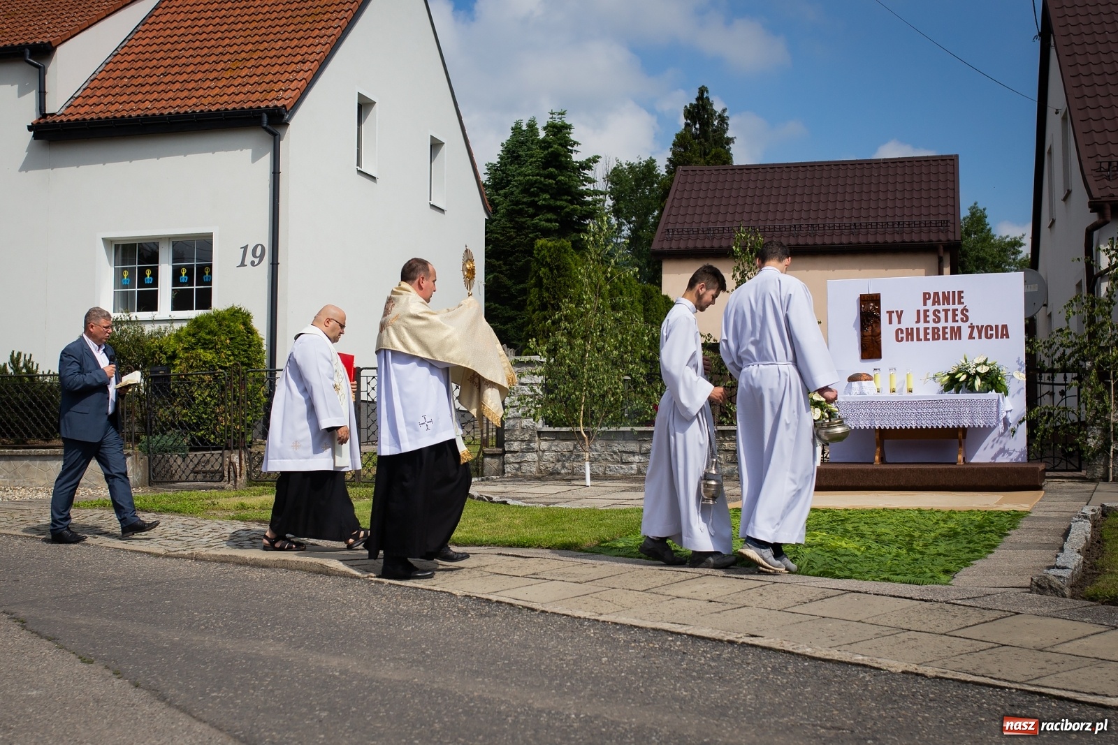 Zdjęcie w galerii na portalu naszraciborz.pl: W Studziennej z ołtarzami, ale bez procesji [FOTO] wiadomości z regionu