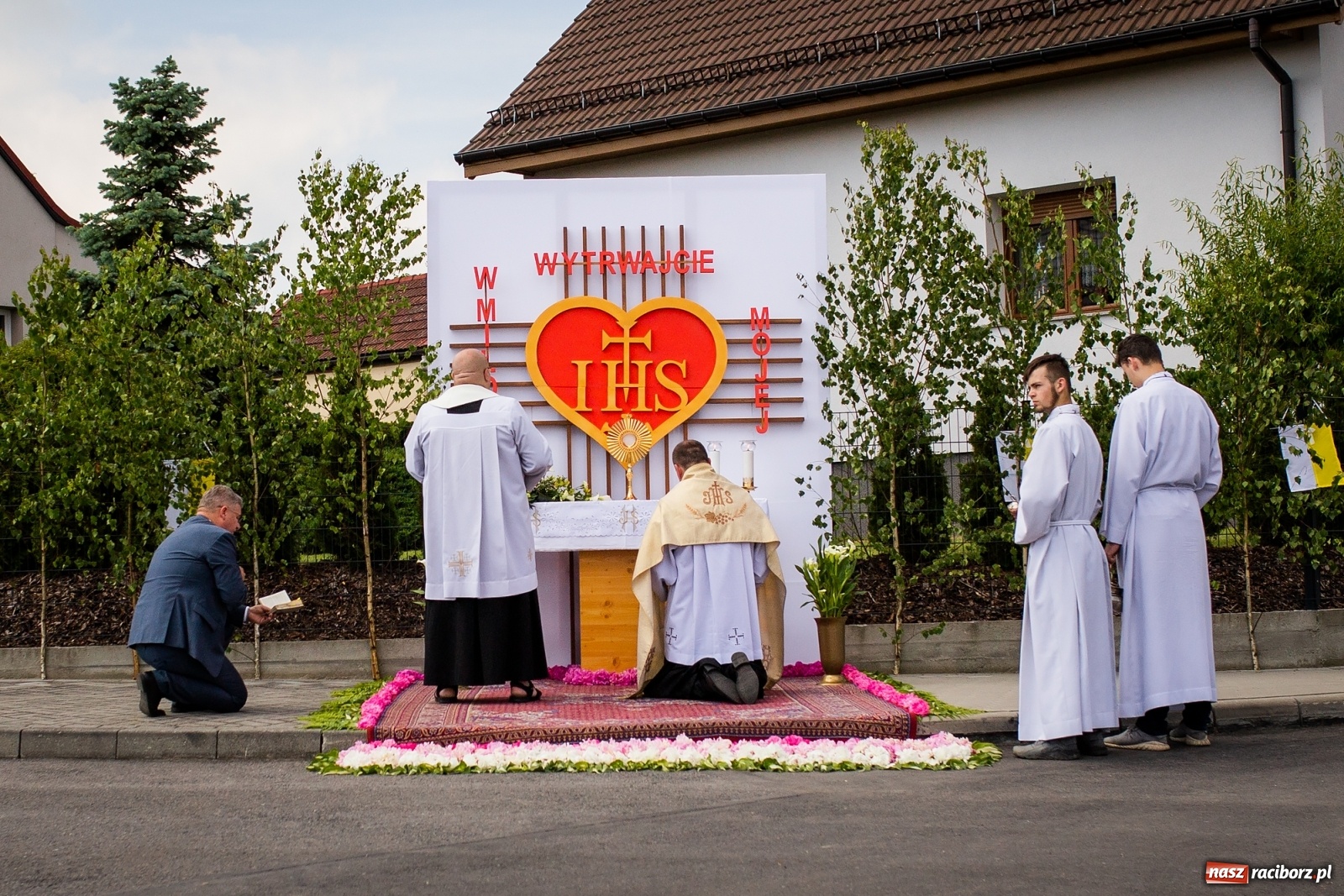 Zdjęcie w galerii na portalu naszraciborz.pl: W Studziennej z ołtarzami, ale bez procesji [FOTO] wiadomości z regionu