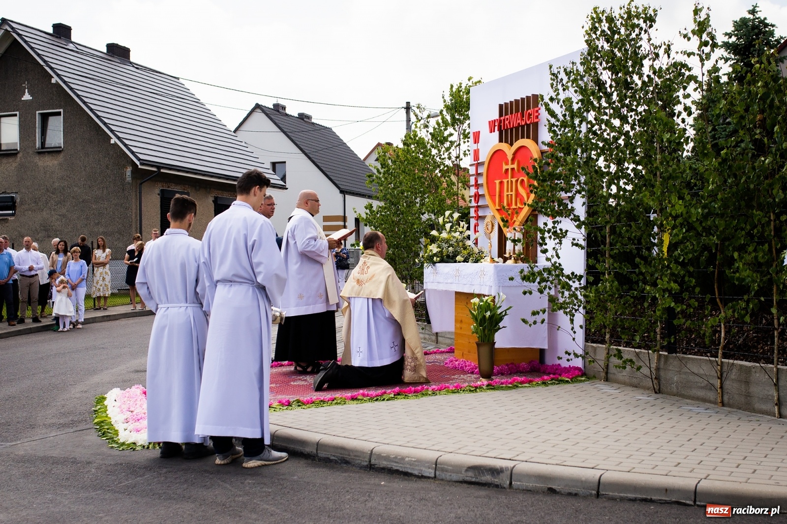 Zdjęcie w galerii na portalu naszraciborz.pl: W Studziennej z ołtarzami, ale bez procesji [FOTO] wiadomości z regionu