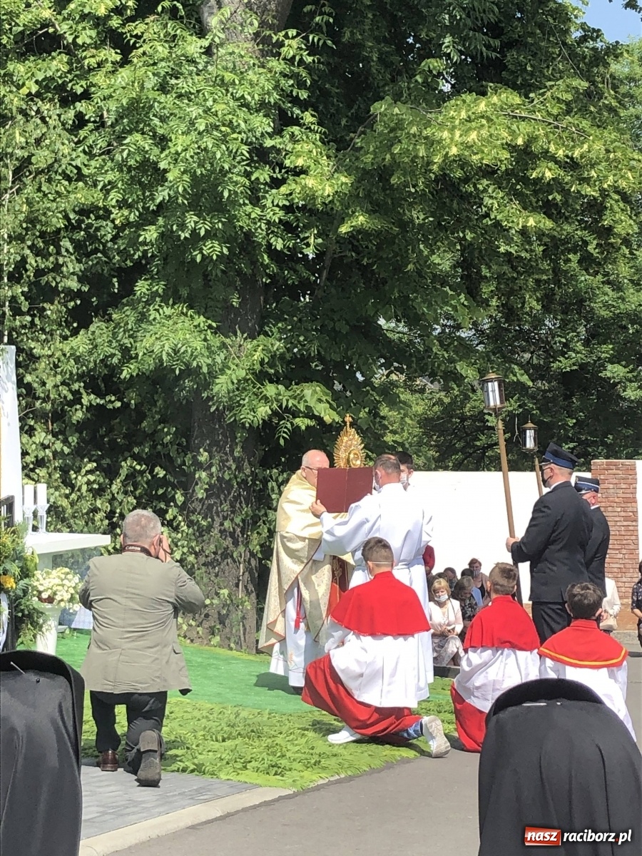 Zdjęcie w galerii na portalu naszraciborz.pl: Boże Ciało w Krzyżanowicach, Tworkowie i Roszkowie [FOTO] wiadomości z regionu