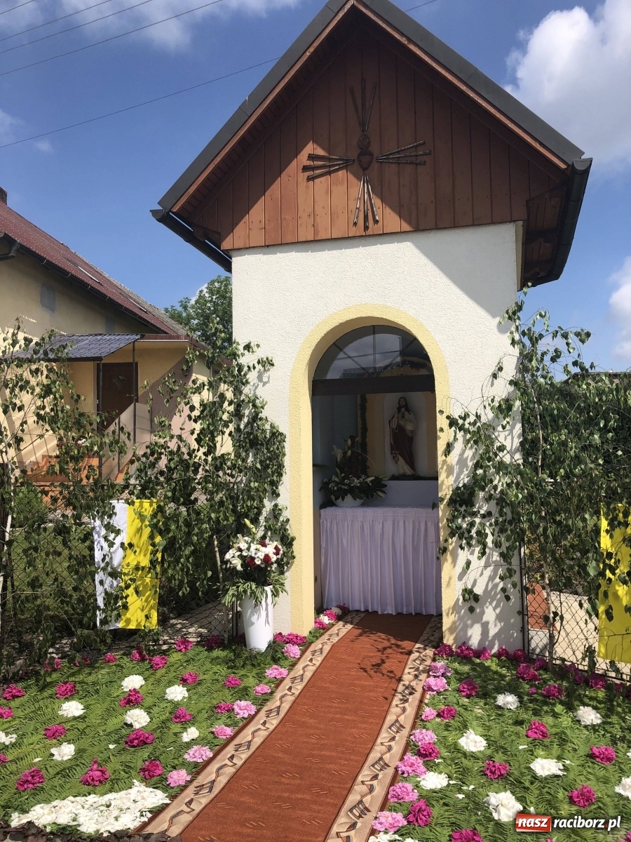 Zdjęcie w galerii na portalu naszraciborz.pl: Boże Ciało w Krzyżanowicach, Tworkowie i Roszkowie [FOTO] wiadomości z regionu