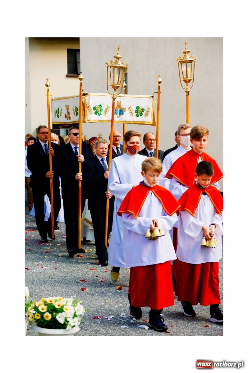 Zdjęcie w galerii na portalu naszraciborz.pl: Boże Ciało w Krzyżanowicach, Tworkowie i Roszkowie [FOTO] wiadomości z regionu