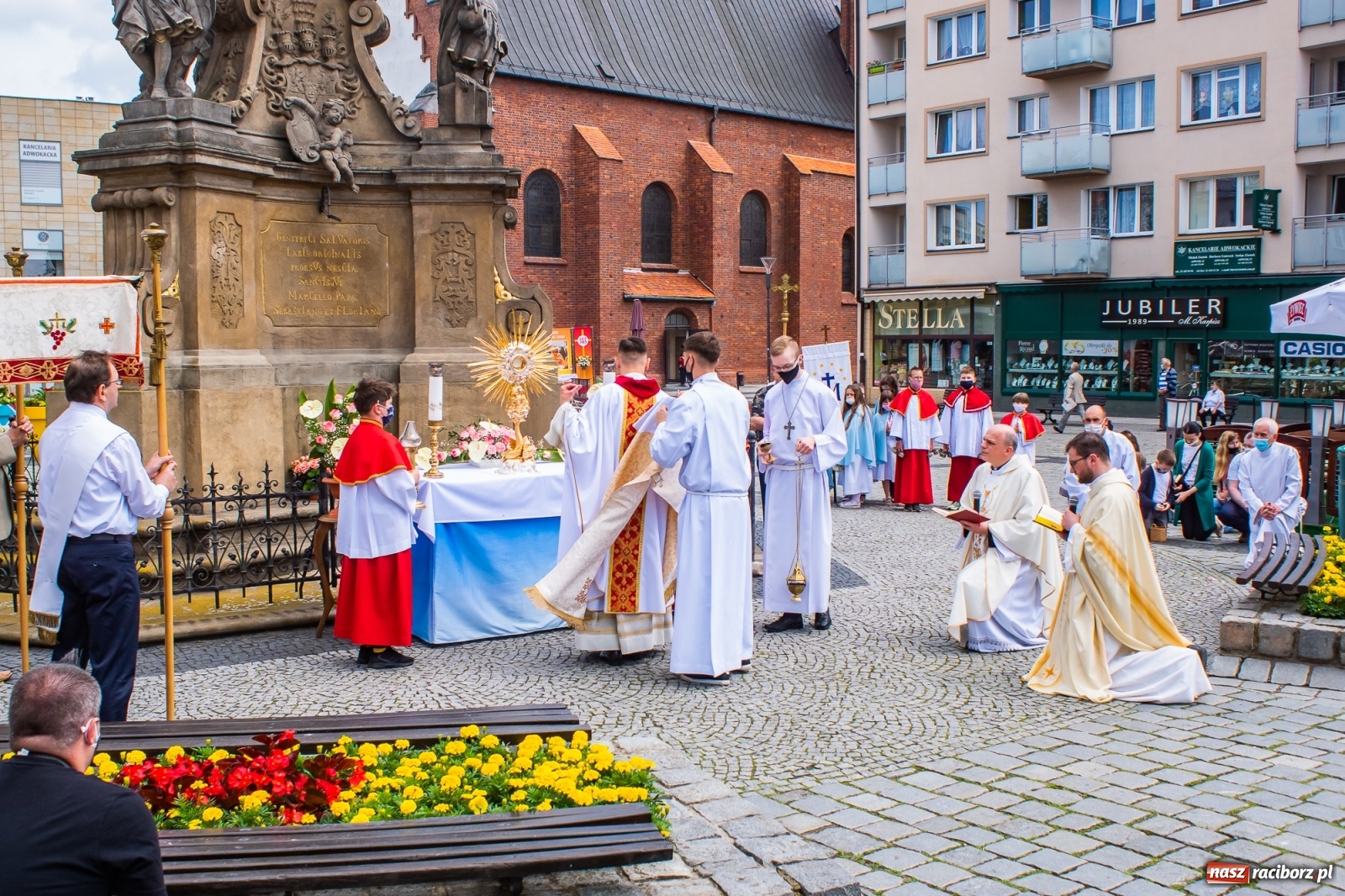 Zdjęcie w galerii na portalu naszraciborz.pl: Parafia WNMP. Najświętszy Sakrament przy św. Sebastianie - patronie od morowego powietrza  wiadomości z regionu