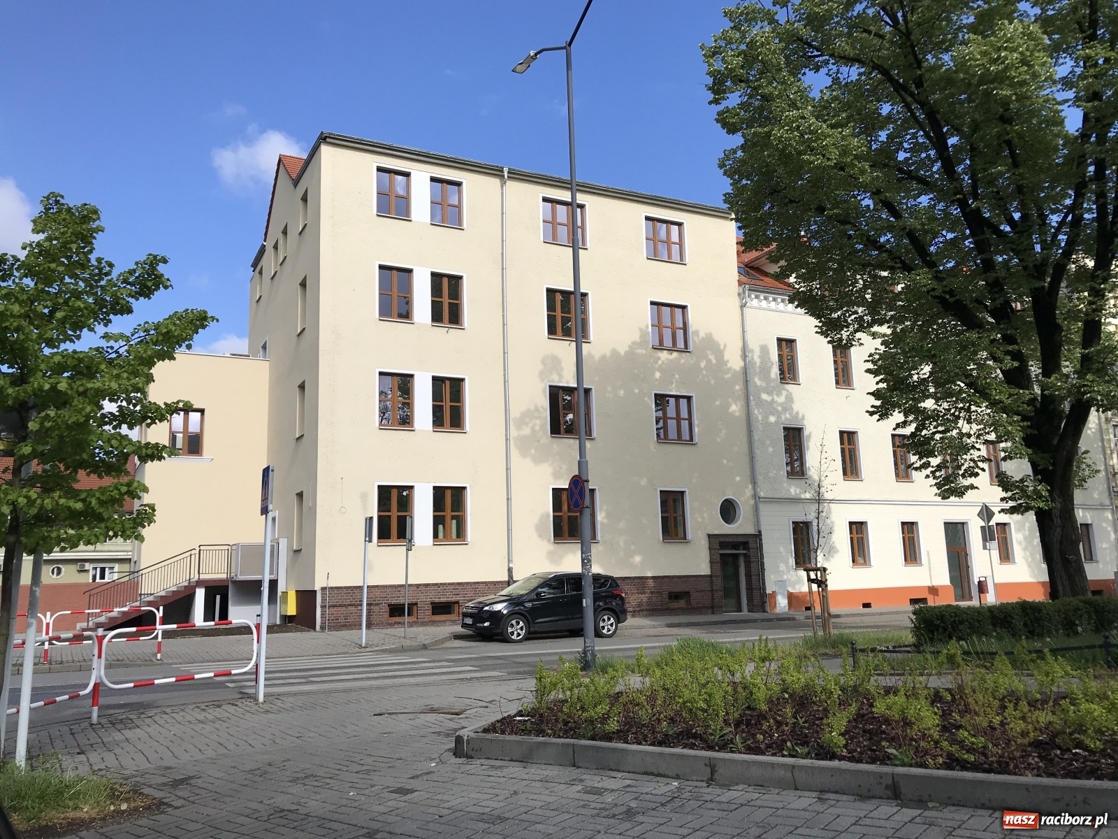 Zdjęcie w galerii na portalu naszraciborz.pl: Wiadomo już jak miasto zagospodaruje odnowioną komendę przy pl. Wolności wiadomości z regionu