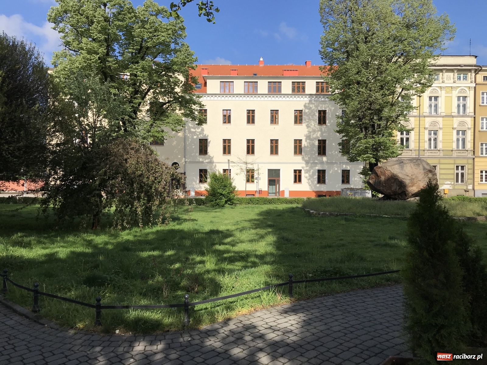 Zdjęcie w galerii na portalu naszraciborz.pl: Wiadomo już jak miasto zagospodaruje odnowioną komendę przy pl. Wolności wiadomości z regionu