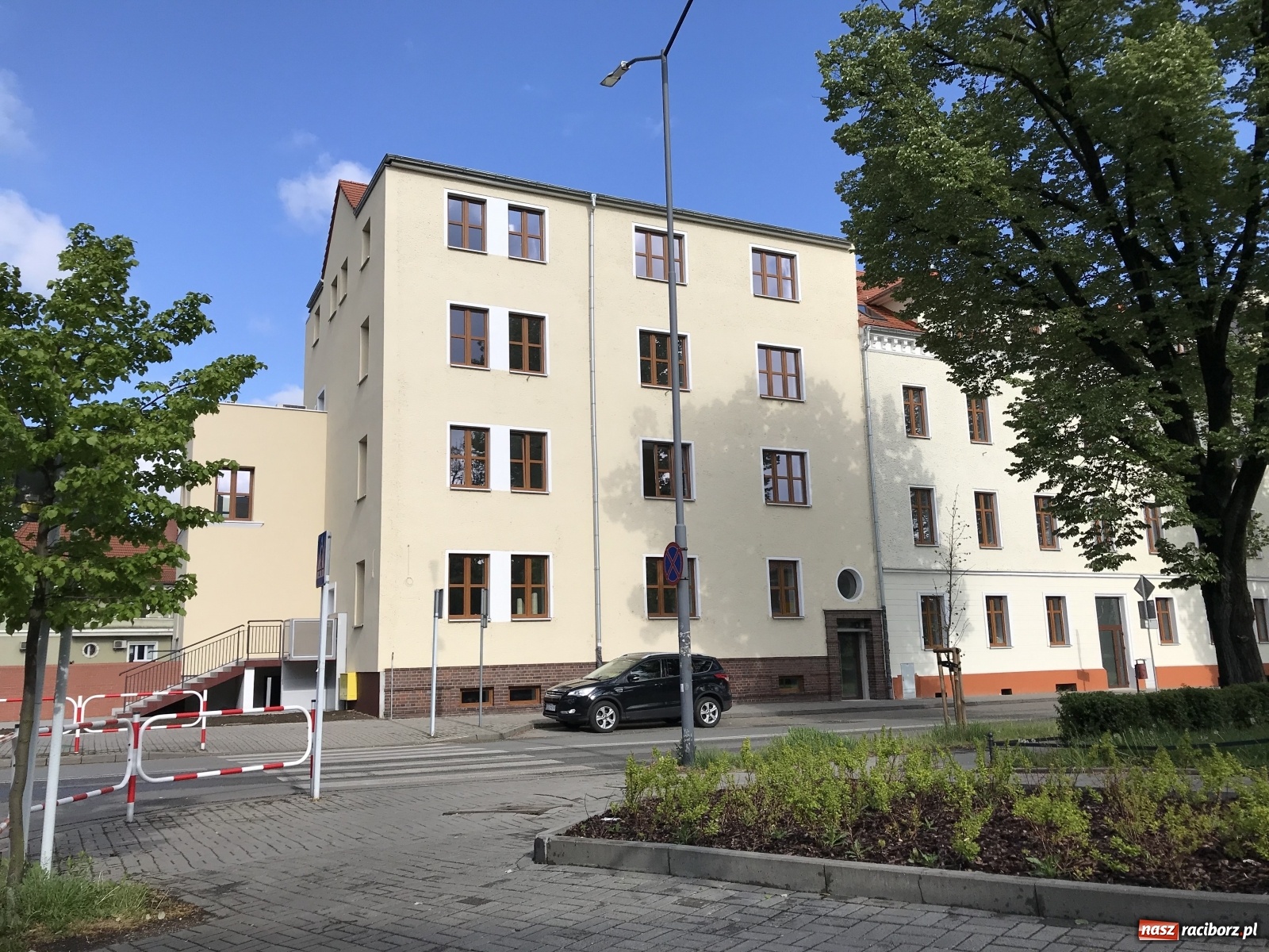 Zdjęcie w galerii na portalu naszraciborz.pl: Wiadomo już jak miasto zagospodaruje odnowioną komendę przy pl. Wolności wiadomości z regionu