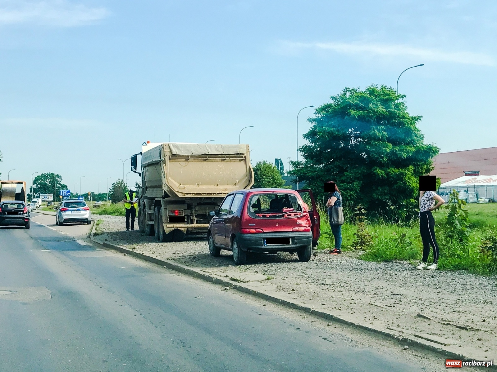 Zdjęcie w galerii na portalu naszraciborz.pl: Taki jest efekt brawury kierowcy tej ciężarówki wiadomości z regionu