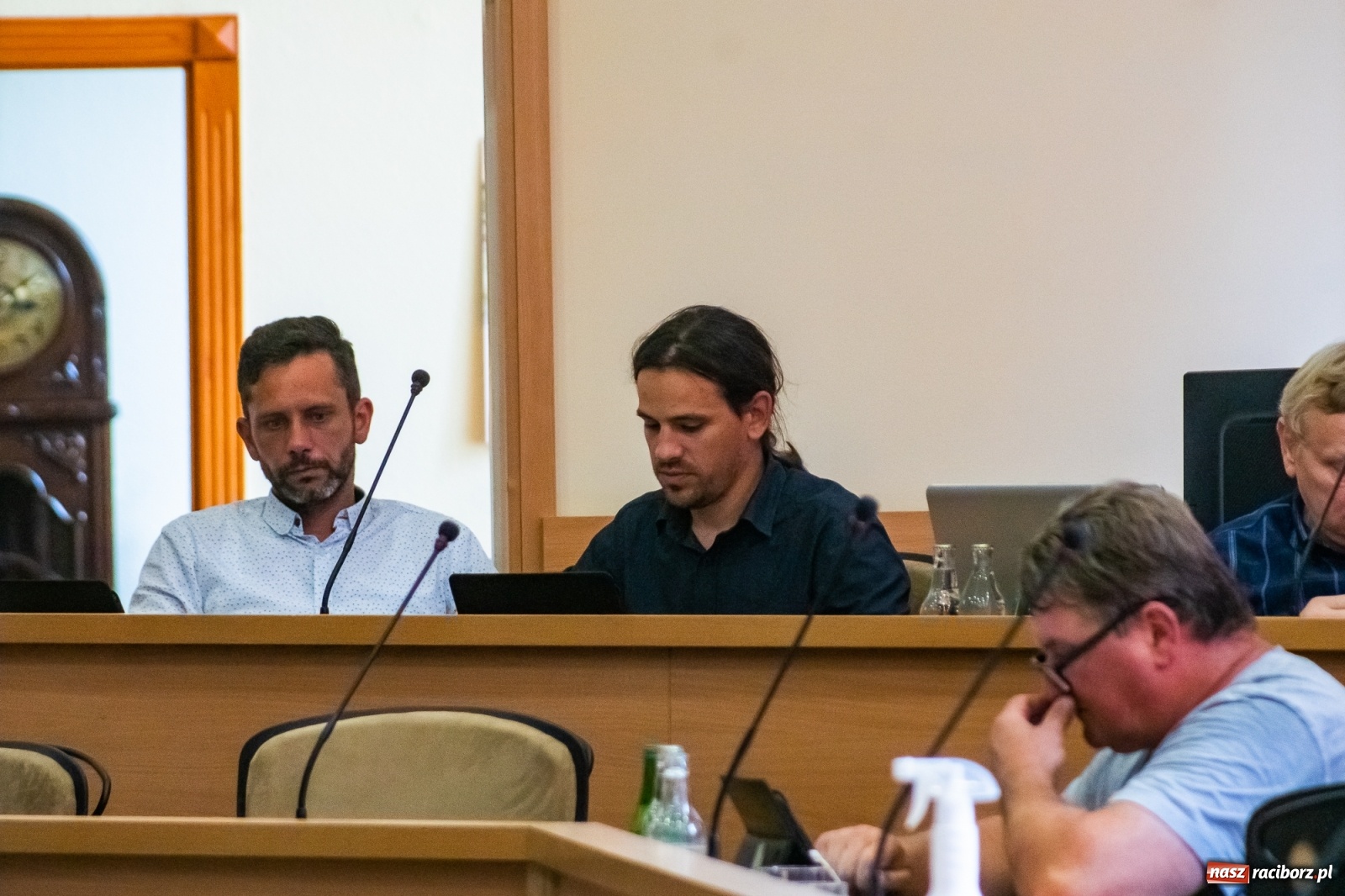 Zdjęcie w galerii na portalu naszraciborz.pl: Wypowiedzenie za rozwieszoną płachtę. Spór o targowisko w Raciborzu  wiadomości z regionu