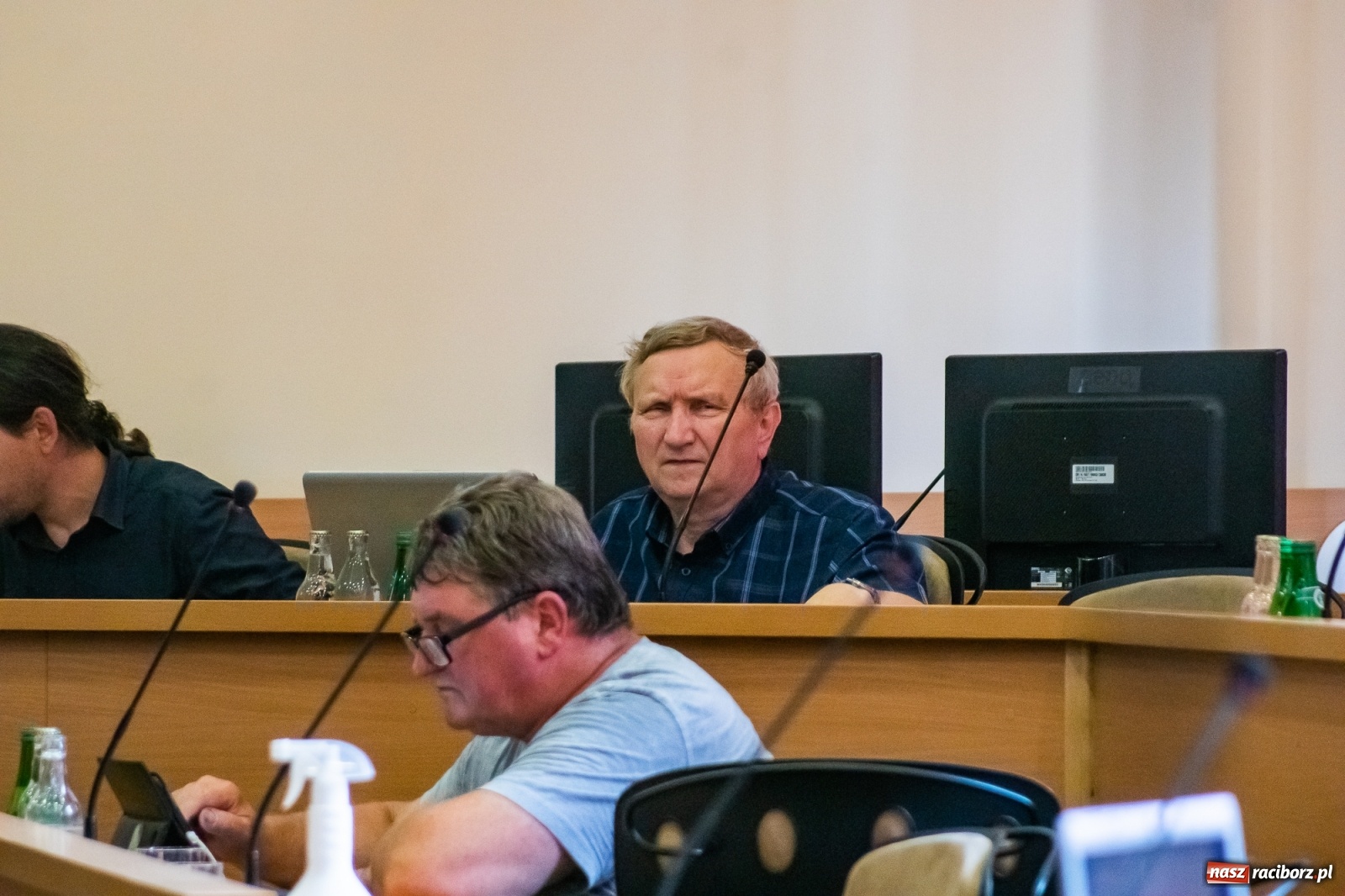 Zdjęcie w galerii na portalu naszraciborz.pl: Wypowiedzenie za rozwieszoną płachtę. Spór o targowisko w Raciborzu  wiadomości z regionu