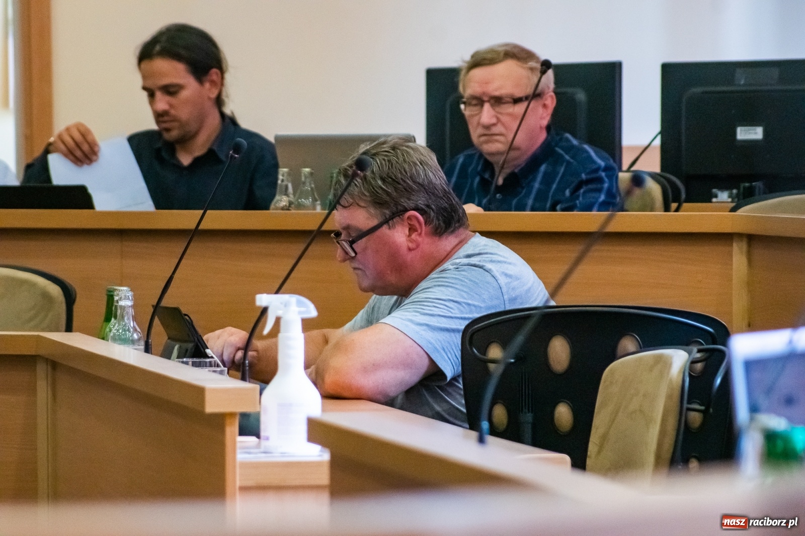 Zdjęcie w galerii na portalu naszraciborz.pl: Wypowiedzenie za rozwieszoną płachtę. Spór o targowisko w Raciborzu  wiadomości z regionu