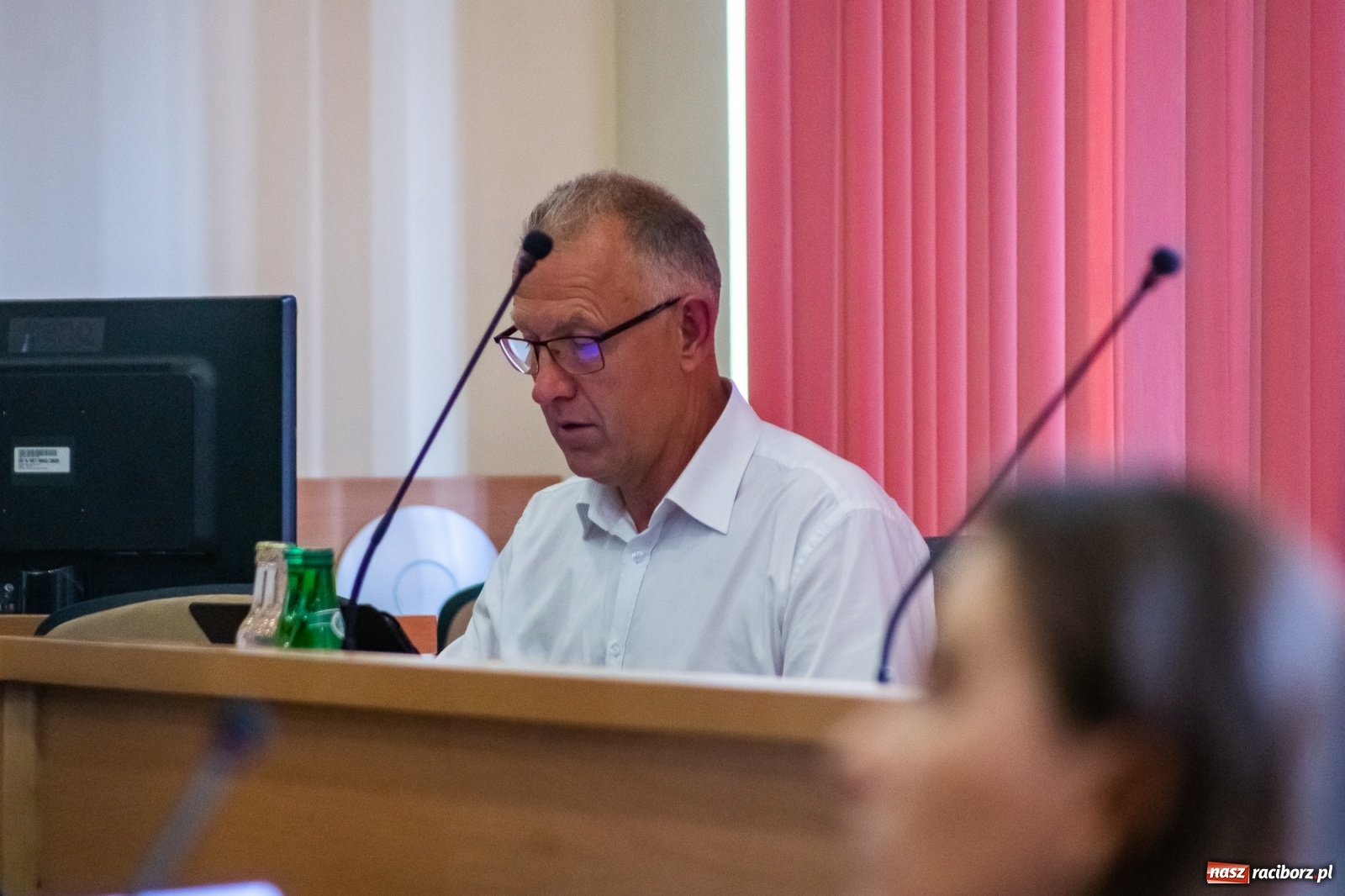 Zdjęcie w galerii na portalu naszraciborz.pl: Wypowiedzenie za rozwieszoną płachtę. Spór o targowisko w Raciborzu  wiadomości z regionu