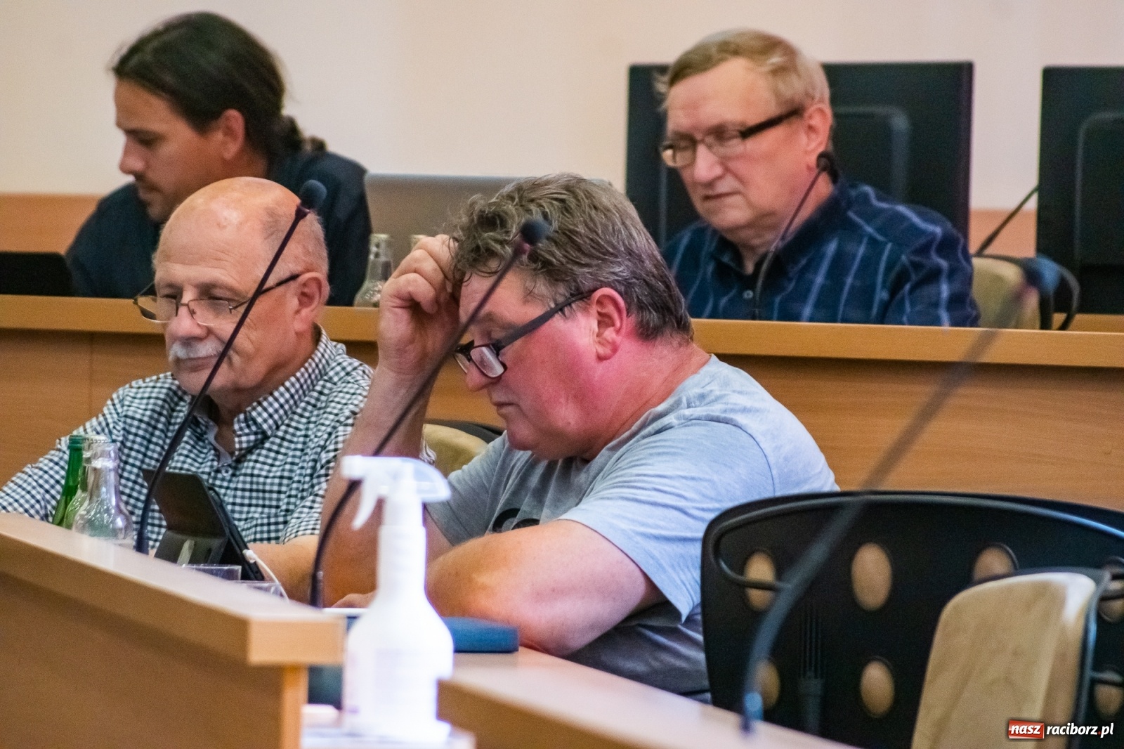 Zdjęcie w galerii na portalu naszraciborz.pl: Wypowiedzenie za rozwieszoną płachtę. Spór o targowisko w Raciborzu  wiadomości z regionu