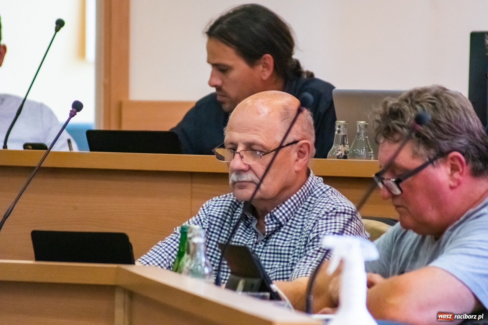 Zdjęcie w galerii na portalu naszraciborz.pl: Wypowiedzenie za rozwieszoną płachtę. Spór o targowisko w Raciborzu  wiadomości z regionu