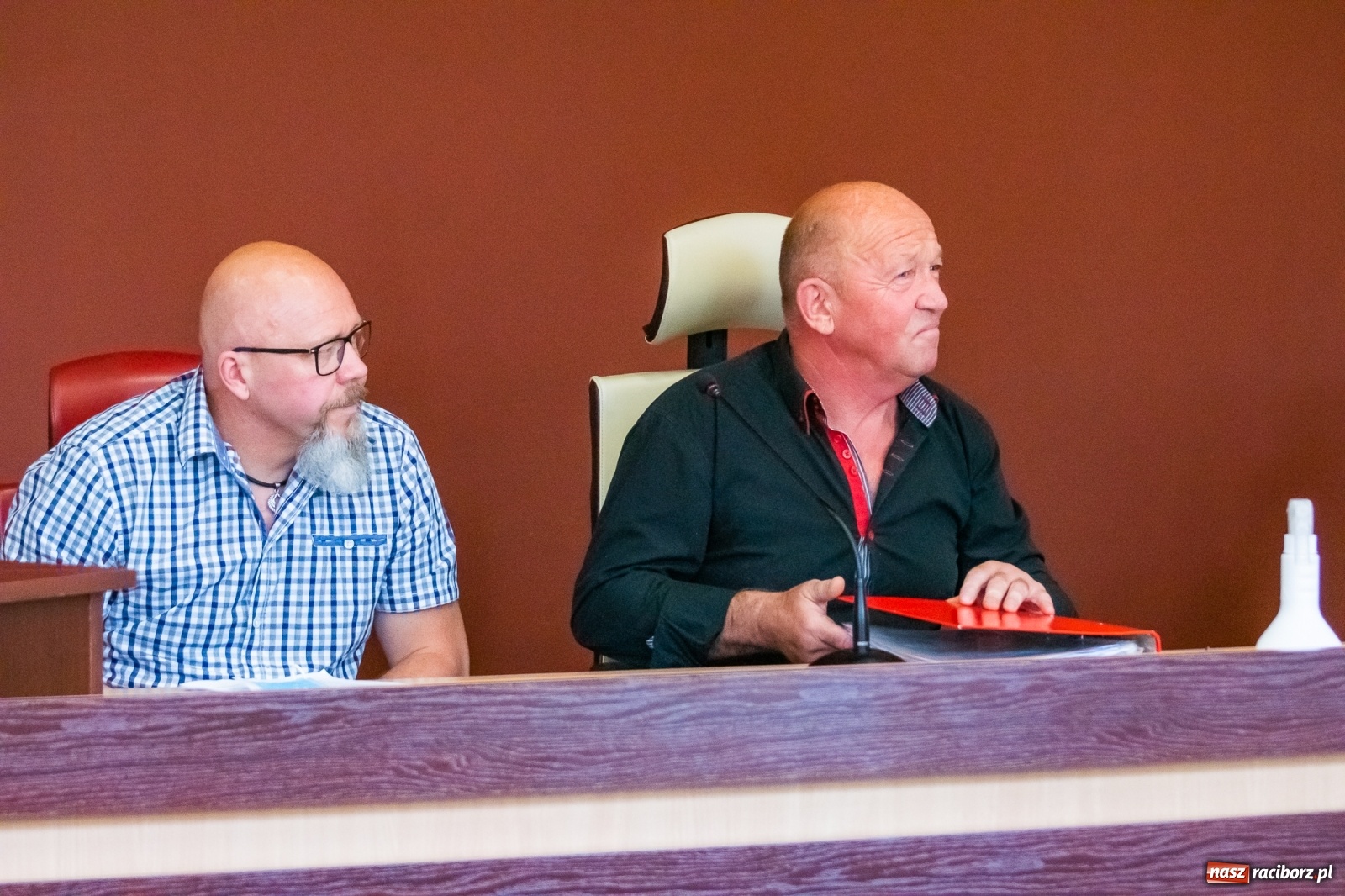 Zdjęcie w galerii na portalu naszraciborz.pl: Wypowiedzenie za rozwieszoną płachtę. Spór o targowisko w Raciborzu  wiadomości z regionu