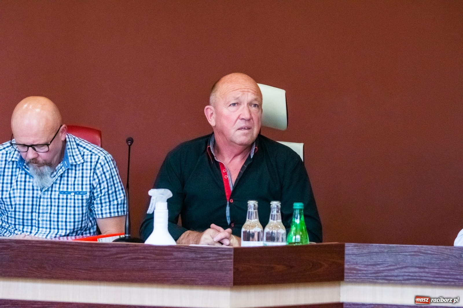 Zdjęcie w galerii na portalu naszraciborz.pl: Wypowiedzenie za rozwieszoną płachtę. Spór o targowisko w Raciborzu  wiadomości z regionu