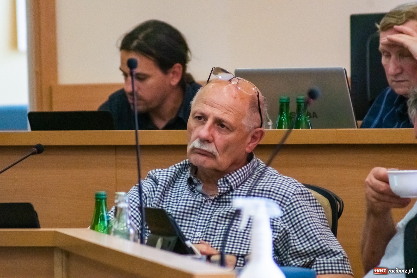 Zdjęcie w galerii na portalu naszraciborz.pl: Wypowiedzenie za rozwieszoną płachtę. Spór o targowisko w Raciborzu  wiadomości z regionu