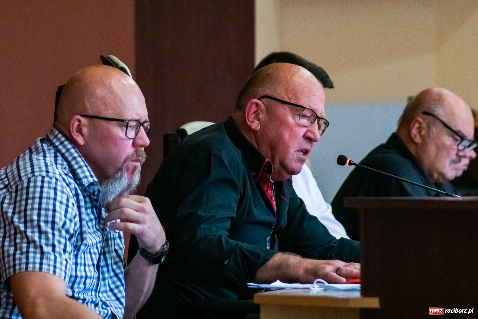 Zdjęcie w galerii na portalu naszraciborz.pl: Wypowiedzenie za rozwieszoną płachtę. Spór o targowisko w Raciborzu  wiadomości z regionu