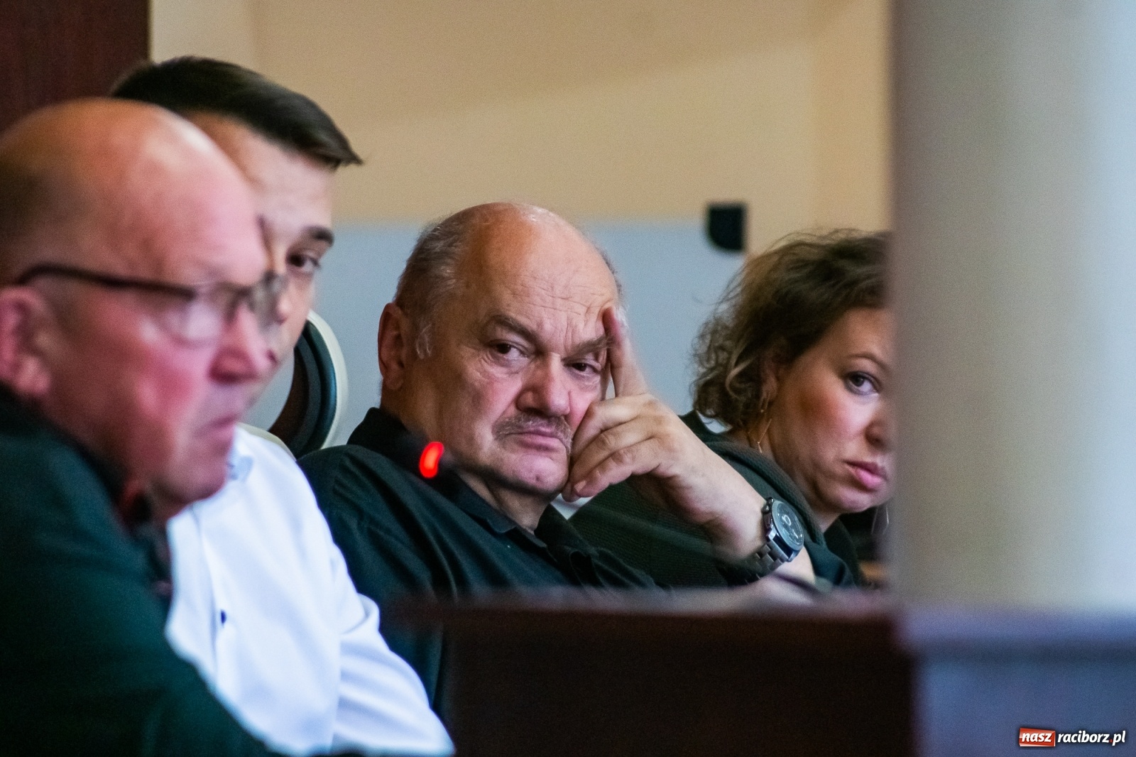 Zdjęcie w galerii na portalu naszraciborz.pl: Wypowiedzenie za rozwieszoną płachtę. Spór o targowisko w Raciborzu  wiadomości z regionu