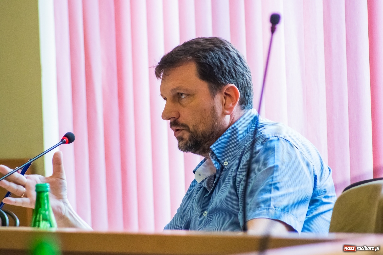 Zdjęcie w galerii na portalu naszraciborz.pl: Wypowiedzenie za rozwieszoną płachtę. Spór o targowisko w Raciborzu  wiadomości z regionu