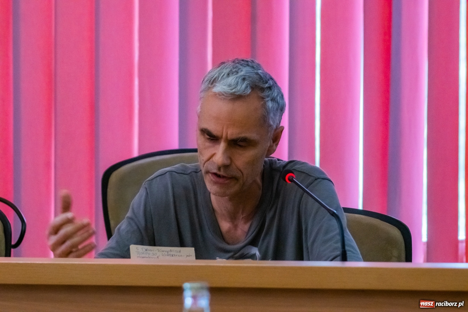 Zdjęcie w galerii na portalu naszraciborz.pl: Wypowiedzenie za rozwieszoną płachtę. Spór o targowisko w Raciborzu  wiadomości z regionu