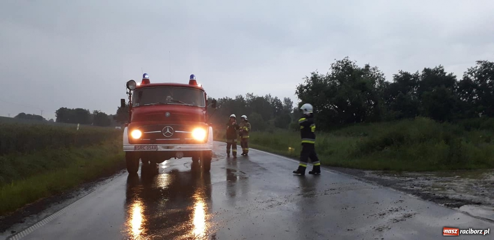 Zdjęcie w galerii na portalu naszraciborz.pl: Potężna ulewa nad gm. Pietrowice Wielkie. Woda wdarła się do Eko-Okien [FOTO] wiadomości z regionu