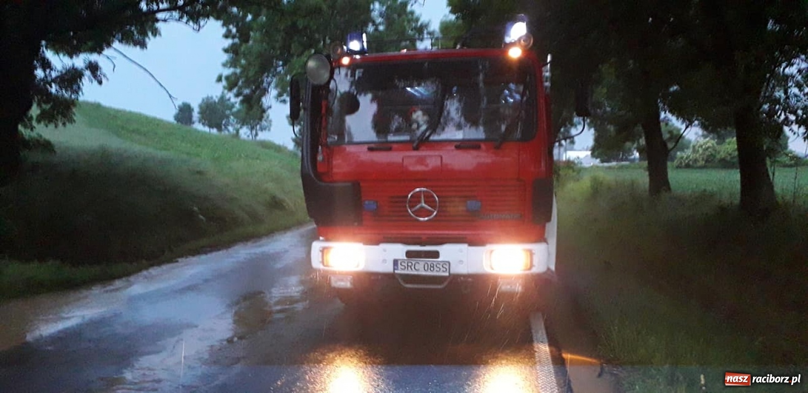 Zdjęcie w galerii na portalu naszraciborz.pl: Potężna ulewa nad gm. Pietrowice Wielkie. Woda wdarła się do Eko-Okien [FOTO] wiadomości z regionu