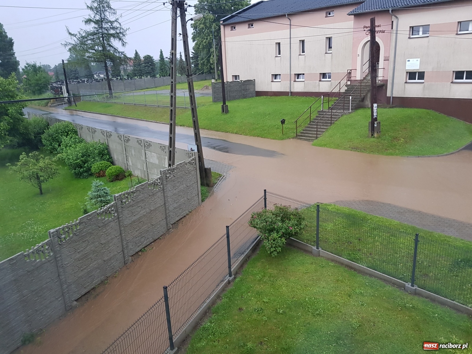 Zdjęcie w galerii na portalu naszraciborz.pl: Potężna ulewa nad gm. Pietrowice Wielkie. Woda wdarła się do Eko-Okien [FOTO] wiadomości z regionu