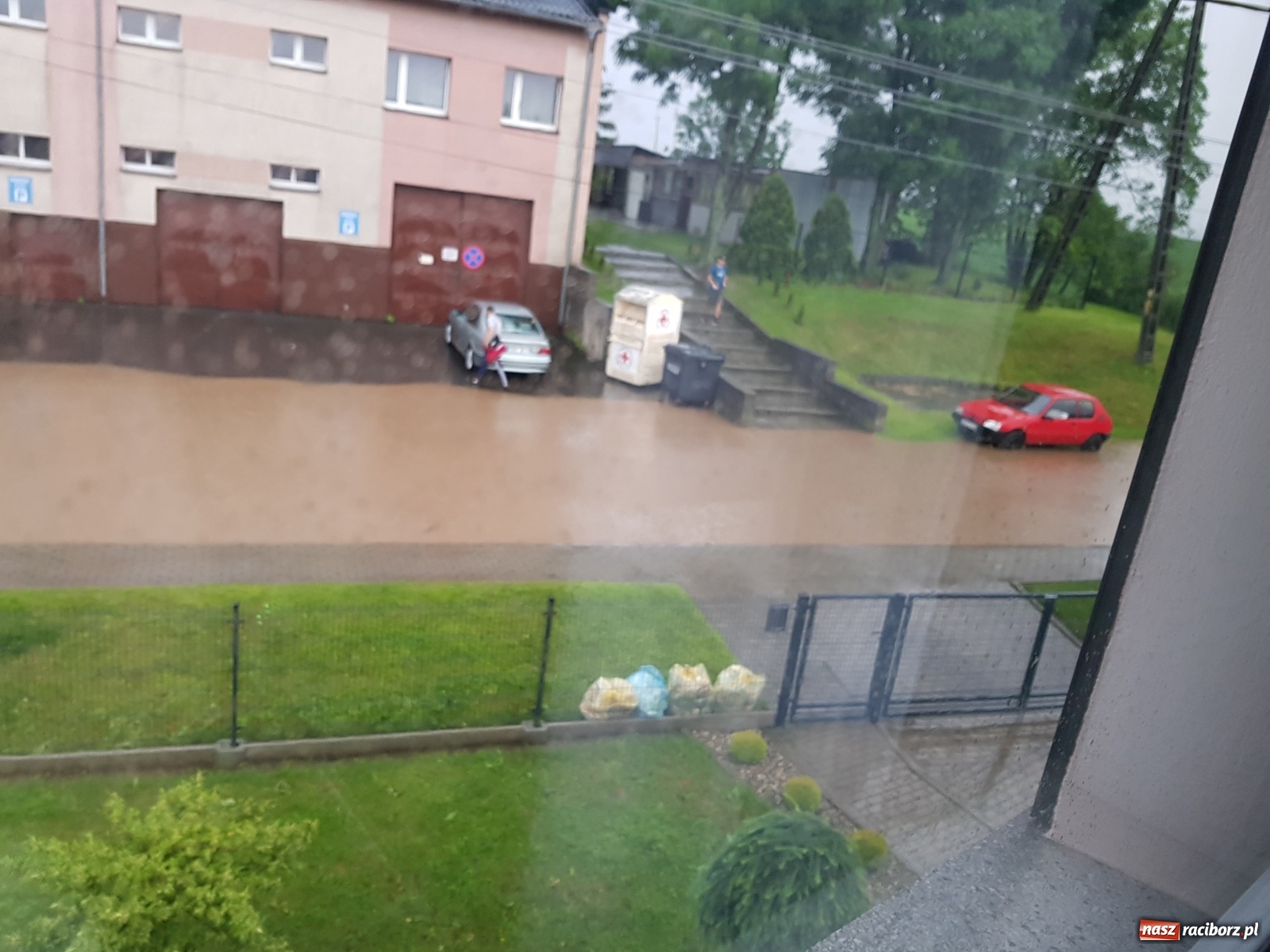 Zdjęcie w galerii na portalu naszraciborz.pl: Potężna ulewa nad gm. Pietrowice Wielkie. Woda wdarła się do Eko-Okien [FOTO] wiadomości z regionu