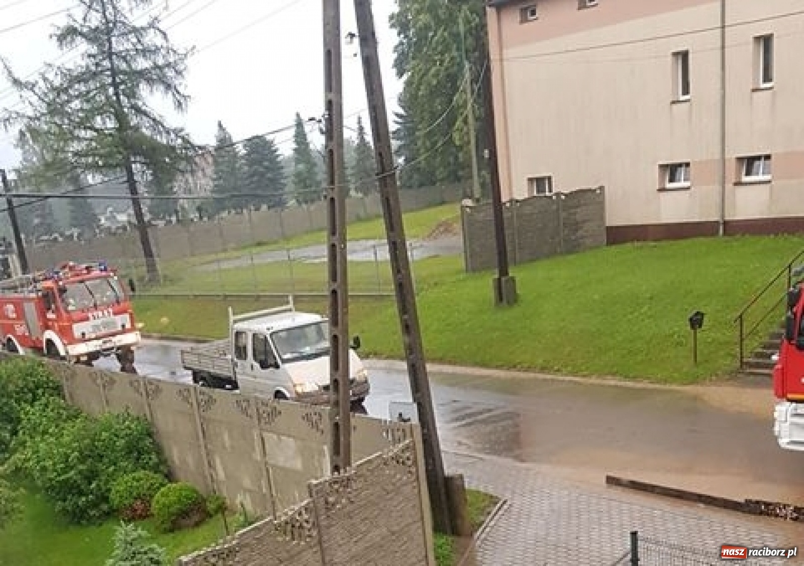 Zdjęcie w galerii na portalu naszraciborz.pl: Potężna ulewa nad gm. Pietrowice Wielkie. Woda wdarła się do Eko-Okien [FOTO] wiadomości z regionu