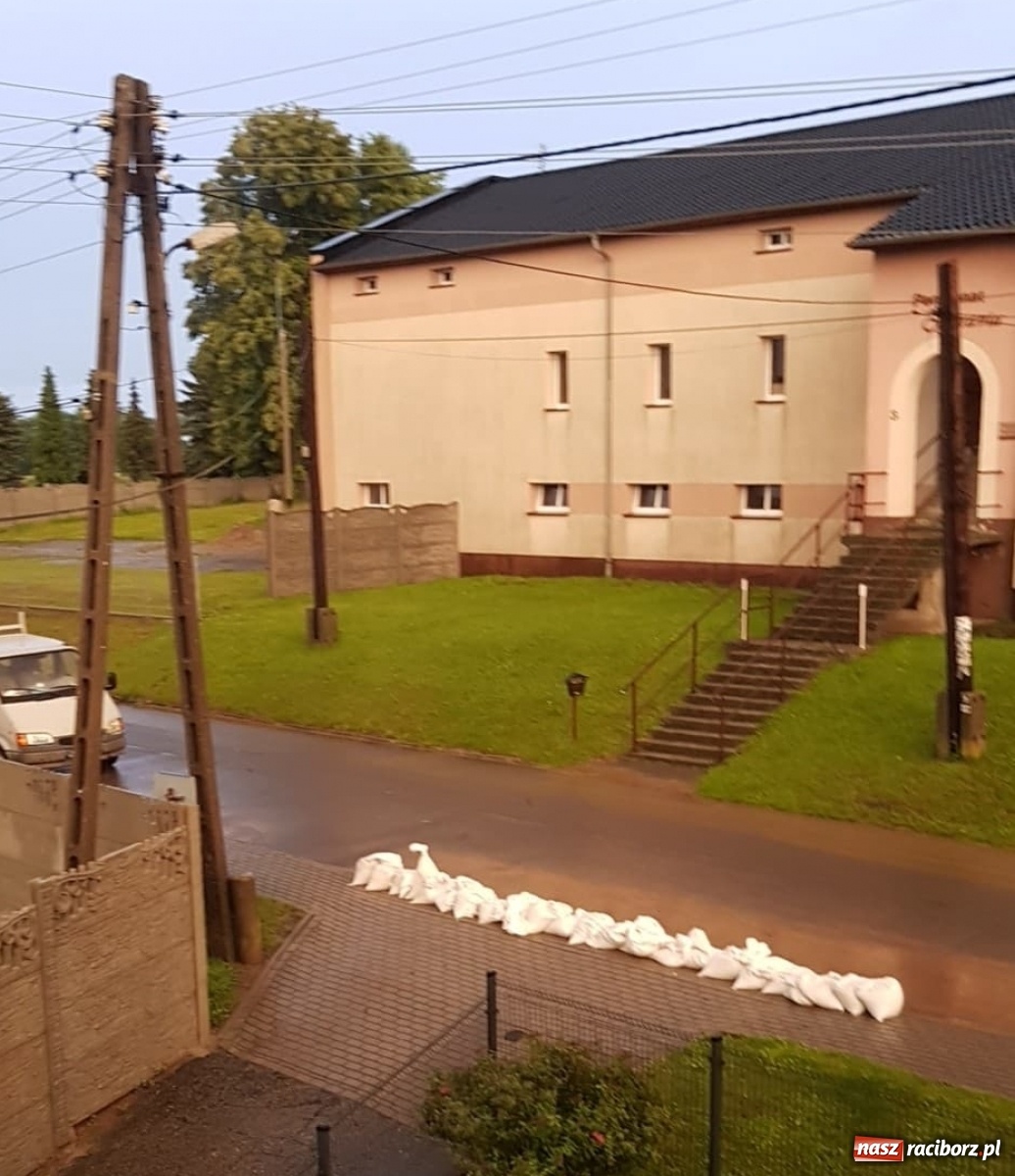 Zdjęcie w galerii na portalu naszraciborz.pl: Potężna ulewa nad gm. Pietrowice Wielkie. Woda wdarła się do Eko-Okien [FOTO] wiadomości z regionu