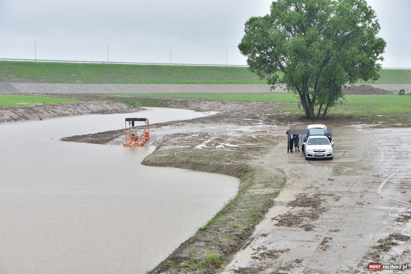 Zdjęcie w galerii na portalu naszraciborz.pl: Pływadło 2020 odwołane, ale jedna załoga wypłynęła na Odrę  wiadomości z regionu